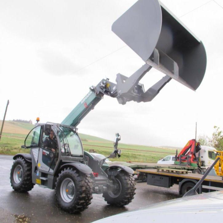 3.5 ton Hi-Tip Bucket with recessed undercarriage for Kramer KT557